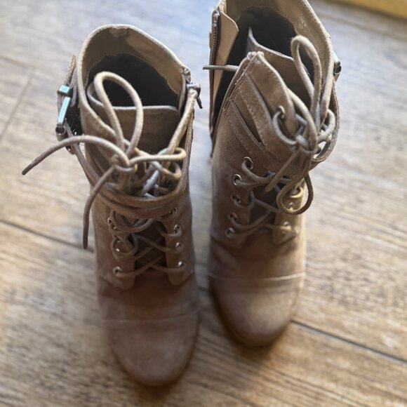 Madden Girl Klaim Boots Women's Size 7.5 Taupe High Heels Lace ups Used in Box - Picture 3 of 10